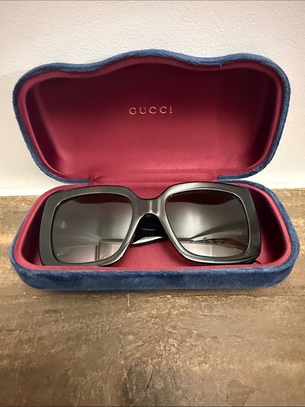 Gucci GG0141SN 001 Oversized Square Sunglasses - Black - Good Condition - Picture 9 of 9